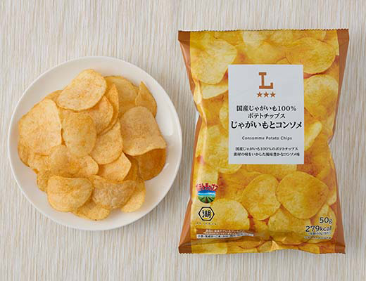 ローソンの国産じゃがいも100％ポテトチップス じゃがいもとコンソメを比較する。税込価格：130円、カロリー：279kcal、1円あたりカロリー：2.15kcal/円、たんぱく質：2.4g、1円あたりたんぱく質：0.02g/円、脂質：18.4g、炭水化物：27.5g、糖質：24.7g、食物繊維：2.8g、食塩相当量：0.7g。