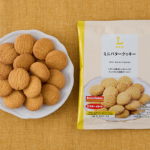 ローソンのミニバタークッキーを比較する。税込価格：130円、カロリー：397kcal、1円あたりカロリー：3.05kcal/円、たんぱく質：5.5g、1円あたりたんぱく質：0.04g/円、脂質：19g、炭水化物：51.7g、糖質：50.5g、食物繊維：1.2g、食塩相当量：0.5g。