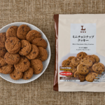 ローソンのミニチョコチップクッキーを比較する。税込価格：148円、カロリー：413kcal、1円あたりカロリー：2.79kcal/円、たんぱく質：4.2g、1円あたりたんぱく質：0.03g/円、脂質：21.2g、炭水化物：52.1g、糖質：50.4g、食物繊維：1.7g、食塩相当量：0.6g。