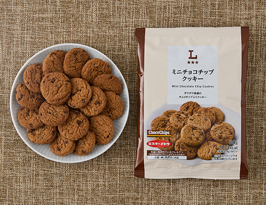ローソンのミニチョコチップクッキーを比較する。税込価格：148円、カロリー：413kcal、1円あたりカロリー：2.79kcal/円、たんぱく質：4.2g、1円あたりたんぱく質：0.03g/円、脂質：21.2g、炭水化物：52.1g、糖質：50.4g、食物繊維：1.7g、食塩相当量：0.6g。