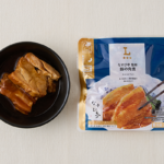 ローソンのなすび亭監修 豚の角煮。税込価格：497円、カロリー：277kcal、たんぱく質：18.6g、脂質：17.1g、炭水化物：12.3g、糖質：11.9g、食物繊維：0.4g、食塩相当量：2.9g。