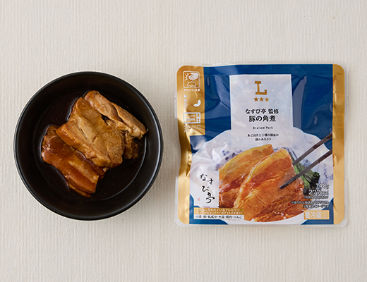 ローソンのなすび亭監修 豚の角煮。税込価格：497円、カロリー：277kcal、たんぱく質：18.6g、脂質：17.1g、炭水化物：12.3g、糖質：11.9g、食物繊維：0.4g、食塩相当量：2.9g。