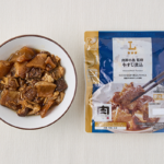 ローソンの肉卸小島監修 牛すじ煮込。税込価格：419円、カロリー：248kcal、たんぱく質：14g、脂質：19.1g、炭水化物：5.3g、糖質：4.7g、食物繊維：0.6g、食塩相当量：1.5g。