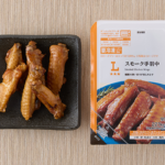 ローソンのスモーク手羽中を比較する。税込価格：333円、カロリー：221kcal、1円あたりカロリー：0.66kcal/円、たんぱく質：20.7g、1円あたりたんぱく質：0.06g/円、脂質：14.8g、炭水化物：1.3g、糖質：1.1g、食物繊維：0.2g、食塩相当量：2.1g。