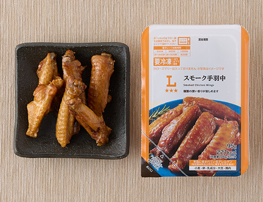 ローソンのスモーク手羽中を比較する。税込価格：333円、カロリー：221kcal、1円あたりカロリー：0.66kcal/円、たんぱく質：20.7g、1円あたりたんぱく質：0.06g/円、脂質：14.8g、炭水化物：1.3g、糖質：1.1g、食物繊維：0.2g、食塩相当量：2.1g。