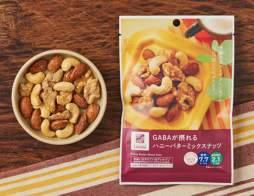 ローソンのGABAが摂れる ハニーバターミックスナッツ。税込価格：228円、カロリー：229kcal、たんぱく質：7.2g、脂質：18.4g、炭水化物：9.8g、糖質：7.7g、食物繊維：2.1g、食塩相当量：0.3g。