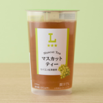 ローソンのマスカットティー。税込価格：130円、カロリー：84kcal、たんぱく質：0g、脂質：0g、炭水化物：21.1g、糖質：21.1g、食物繊維：0g、食塩相当量：0g。