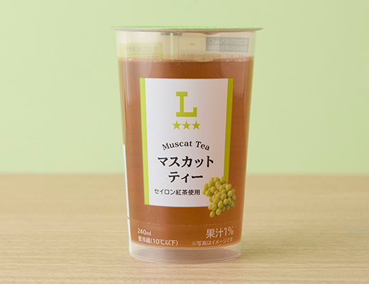 ローソンのマスカットティー。税込価格：130円、カロリー：84kcal、たんぱく質：0g、脂質：0g、炭水化物：21.1g、糖質：21.1g、食物繊維：0g、食塩相当量：0g。