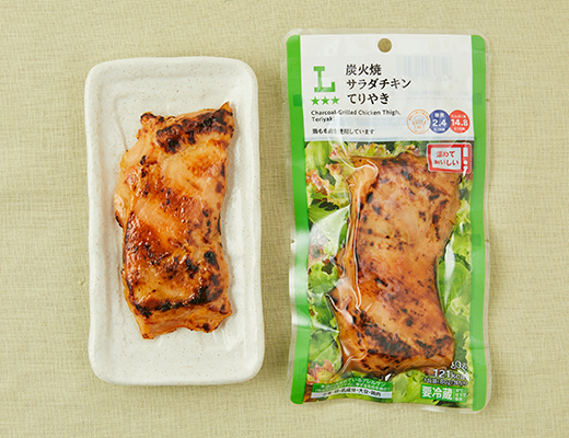 ローソンの炭火焼サラダチキン てりやきを比較する。税込価格：268円、カロリー：121kcal、1円あたりカロリー：0.45kcal/円、たんぱく質：14.8g、1円あたりたんぱく質：0.06g/円、脂質：5.7g、炭水化物：2.7g、糖質：2.4g、食物繊維：0.3g、食塩相当量：1.1g。