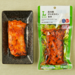 ローソンの炭火焼サラダチキン 旨辛を比較する。税込価格：268円、カロリー：118kcal、1円あたりカロリー：0.44kcal/円、たんぱく質：15.7g、1円あたりたんぱく質：0.06g/円、脂質：4.8g、炭水化物：3g、糖質：2.6g、食物繊維：0.4g、食塩相当量：1.1g。