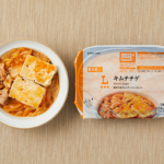 ローソンのキムチチゲ。税込価格：462円、カロリー：159kcal、たんぱく質：10.4g、脂質：9.5g、炭水化物：8.6g、糖質：7.1g、食物繊維：1.5g、食塩相当量：2.2g。