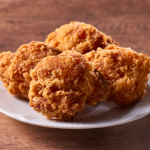 ローソンのＬから 4個。税込価格：298円、カロリー：367kcal、たんぱく質：17.5g、脂質：25.5g、炭水化物：17.6g、糖質：16.2g、食物繊維：1.4g、食塩相当量：2.1g。