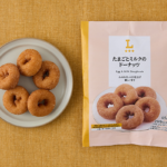 ローソンのたまごとミルクのドーナッツを比較する。税込価格：130円、カロリー：299kcal、1円あたりカロリー：2.30kcal/円、たんぱく質：3.6g、1円あたりたんぱく質：0.03g/円、脂質：17.1g、炭水化物：32.9g、糖質：32.4g、食物繊維：0.5g、食塩相当量：0.4g。