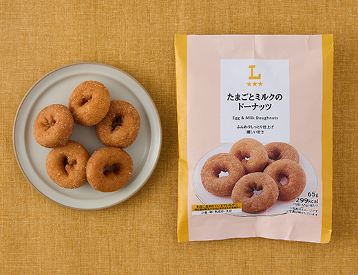 ローソンのたまごとミルクのドーナッツを比較する。税込価格：130円、カロリー：299kcal、1円あたりカロリー：2.30kcal/円、たんぱく質：3.6g、1円あたりたんぱく質：0.03g/円、脂質：17.1g、炭水化物：32.9g、糖質：32.4g、食物繊維：0.5g、食塩相当量：0.4g。
