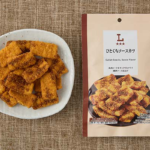 ローソンのひとくちソースカツを比較する。税込価格：158円、カロリー：258kcal、1円あたりカロリー：1.63kcal/円、たんぱく質：5.4g、1円あたりたんぱく質：0.03g/円、脂質：15.3g、炭水化物：25.3g、糖質：24.1g、食物繊維：1.2g、食塩相当量：1.3g。