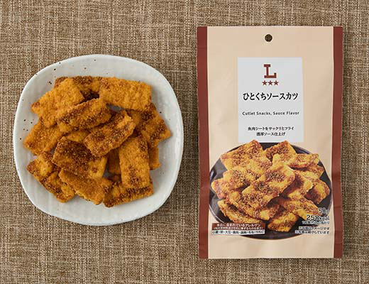 ローソンのひとくちソースカツを比較する。税込価格：158円、カロリー：258kcal、1円あたりカロリー：1.63kcal/円、たんぱく質：5.4g、1円あたりたんぱく質：0.03g/円、脂質：15.3g、炭水化物：25.3g、糖質：24.1g、食物繊維：1.2g、食塩相当量：1.3g。