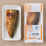 ローソンのさばの塩焼。税込価格：430円、カロリー：226kcal、たんぱく質：15.1g、脂質：20.3g、炭水化物：0.3g、糖質：0.3g、食物繊維：0g、食塩相当量：1g。