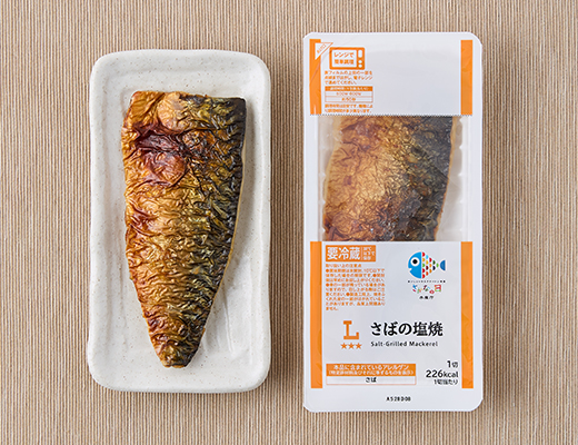 ローソンのさばの塩焼。税込価格：430円、カロリー：226kcal、たんぱく質：15.1g、脂質：20.3g、炭水化物：0.3g、糖質：0.3g、食物繊維：0g、食塩相当量：1g。