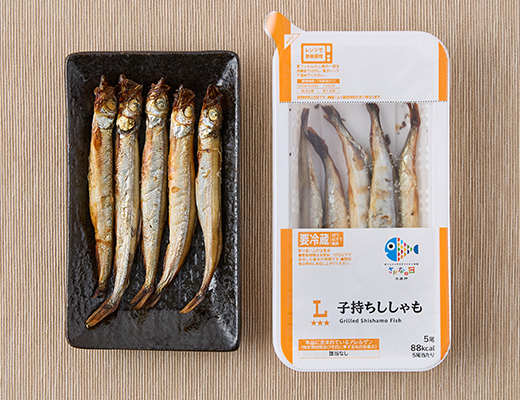 ローソンの子持ちししゃも。税込価格：322円、カロリー：88kcal、たんぱく質：8.7g、脂質：5.7g、炭水化物：0.5g、糖質：0.2g、食物繊維：0.3g、食塩相当量：0.7g。