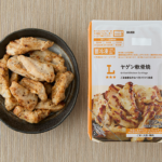 ローソンのヤゲン軟骨焼(肉付き)を比較する。税込価格:343円、カロリー:155kcal、1円あたりカロリー:0.45kcal/円、たんぱく質:19.7g、1円あたりたんぱく質:0.06g/円、脂質:7g、炭水化物:4.4g、糖質:2.3g、食物繊維:2.1g、食塩相当量:2.6g。