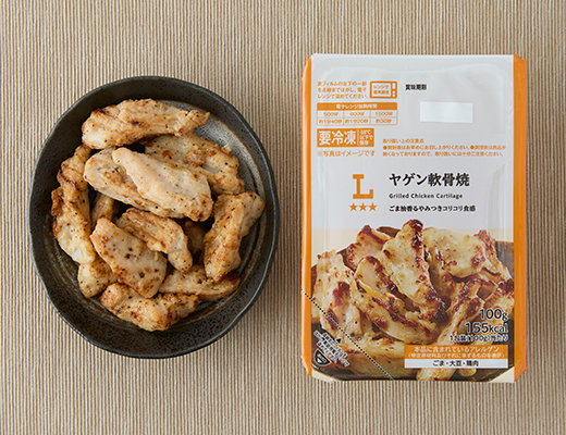 ローソンのヤゲン軟骨焼(肉付き)を比較する。税込価格：343円、カロリー：155kcal、1円あたりカロリー：0.45kcal/円、たんぱく質：19.7g、1円あたりたんぱく質：0.06g/円、脂質：7g、炭水化物：4.4g、糖質：2.3g、食物繊維：2.1g、食塩相当量：2.6g。