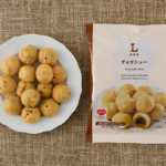ローソンのチョコシューを比較する。税込価格：158円、カロリー：313kcal、1円あたりカロリー：1.98kcal/円、たんぱく質：4.4g、1円あたりたんぱく質：0.03g/円、脂質：23.9g、炭水化物：20.8g、糖質：19.3g、食物繊維：1.5g、食塩相当量：0.1g。