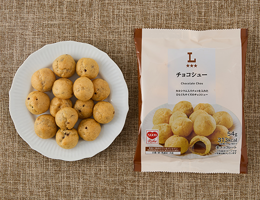 ローソンのチョコシューを比較する。税込価格：158円、カロリー：313kcal、1円あたりカロリー：1.98kcal/円、たんぱく質：4.4g、1円あたりたんぱく質：0.03g/円、脂質：23.9g、炭水化物：20.8g、糖質：19.3g、食物繊維：1.5g、食塩相当量：0.1g。