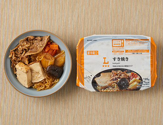 ローソンのすき焼き。税込価格：462円、カロリー：217kcal、たんぱく質：10.6g、脂質：12.8g、炭水化物：15.8g、糖質：13.9g、食物繊維：1.9g、食塩相当量：3g。