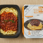 ローソンのデミグラス仕立てのミートソースを比較する。税込価格：343円、カロリー：382kcal、1円あたりカロリー：1.11kcal/円、たんぱく質：15.9g、1円あたりたんぱく質：0.05g/円、脂質：9.6g、炭水化物：60.6g、糖質：55.5g、食物繊維：5.1g、食塩相当量：3.5g。