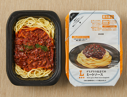 ローソンのデミグラス仕立てのミートソースを比較する。税込価格：343円、カロリー：382kcal、1円あたりカロリー：1.11kcal/円、たんぱく質：15.9g、1円あたりたんぱく質：0.05g/円、脂質：9.6g、炭水化物：60.6g、糖質：55.5g、食物繊維：5.1g、食塩相当量：3.5g。
