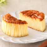 ローソンのバスチー −バスク風チーズケーキ−。税込価格：319円、カロリー：235kcal、たんぱく質：4.5g、脂質：15.4g、炭水化物：19.6g、糖質：19.5g、食物繊維：0.1g、食塩相当量：0.3g。