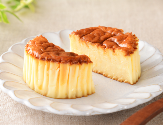 ローソンのバスチー −バスク風チーズケーキ−。税込価格：319円、カロリー：235kcal、たんぱく質：4.5g、脂質：15.4g、炭水化物：19.6g、糖質：19.5g、食物繊維：0.1g、食塩相当量：0.3g。