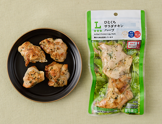 ローソンのひとくちサラダチキン ハーブを比較する。税込価格：257円、カロリー：134kcal、1円あたりカロリー：0.52kcal/円、たんぱく質：15.8g、1円あたりたんぱく質：0.06g/円、脂質：7.1g、炭水化物：2.1g、糖質：1.5g、食物繊維：0.6g、食塩相当量：1.6g。