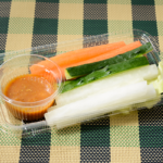 ローソンのピリ辛味噌だれで食べる 野菜スティック。税込価格：289円、カロリー：101kcal、たんぱく質：2.6g、脂質：4.4g、炭水化物：13.8g、糖質：11.6g、食物繊維：2.2g、食塩相当量：1.6g。