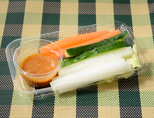 ローソンのピリ辛味噌だれで食べる 野菜スティック。税込価格：289円、カロリー：101kcal、たんぱく質：2.6g、脂質：4.4g、炭水化物：13.8g、糖質：11.6g、食物繊維：2.2g、食塩相当量：1.6g。