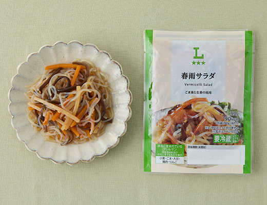 ローソンの春雨サラダ。税込価格：181円、カロリー：90kcal、たんぱく質：2.1g、脂質：2.9g、炭水化物：15.1g、糖質：12.8g、食物繊維：2.3g、食塩相当量：2.3g。