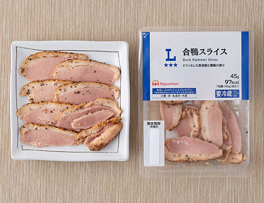 ローソンの合鴨スライスを比較する。税込価格：216円、カロリー：97kcal、1円あたりカロリー：0.45kcal/円、たんぱく質：7g、1円あたりたんぱく質：0.03g/円、脂質：7.2g、炭水化物：1.2g、糖質：1g、食物繊維：0.2g、食塩相当量：1.1g。