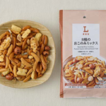 ローソンの8種のおこのみミックスを比較する。税込価格：158円、カロリー：297kcal、1円あたりカロリー：1.88kcal/円、たんぱく質：7.8g、1円あたりたんぱく質：0.05g/円、脂質：10.6g、炭水化物：44.7g、糖質：40.5g、食物繊維：4.2g、食塩相当量：0.6g。