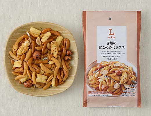 ローソンの8種のおこのみミックスを比較する。税込価格：158円、カロリー：297kcal、1円あたりカロリー：1.88kcal/円、たんぱく質：7.8g、1円あたりたんぱく質：0.05g/円、脂質：10.6g、炭水化物：44.7g、糖質：40.5g、食物繊維：4.2g、食塩相当量：0.6g。