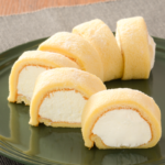 ローソンのもち食感ロール(北海道産生クリーム入り)。税込価格：343円、カロリー：507kcal、たんぱく質：8g、脂質：29.7g、炭水化物：52.4g、糖質：51.5g、食物繊維：0.9g、食塩相当量：0.6g。