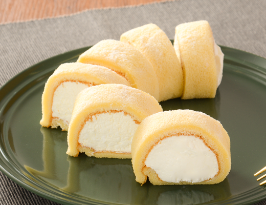 ローソンのもち食感ロール(北海道産生クリーム入り)。税込価格：343円、カロリー：507kcal、たんぱく質：8g、脂質：29.7g、炭水化物：52.4g、糖質：51.5g、食物繊維：0.9g、食塩相当量：0.6g。