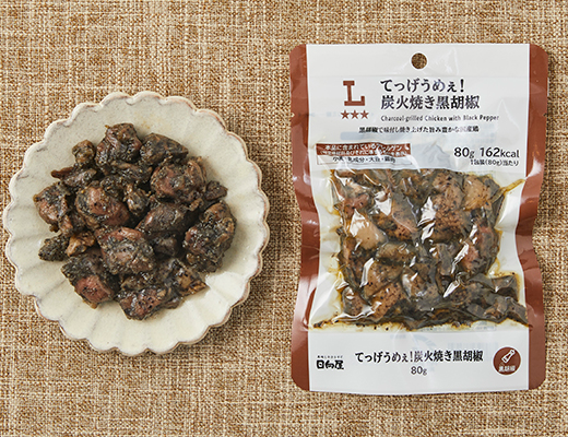 ローソンのてっげうめぇ！ 炭火焼き黒胡椒を比較する。税込価格：318円、カロリー：162kcal、1円あたりカロリー：0.51kcal/円、たんぱく質：22.1g、1円あたりたんぱく質：0.07g/円、脂質：7.5g、炭水化物：1.8g、糖質：1.1g、食物繊維：0.7g、食塩相当量：1.1g。
