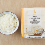 ローソンの大盛りコシヒカリごはん 3個入を比較する。税込価格：718円、カロリー：373kcal、1円あたりカロリー：0.52kcal/円、たんぱく質：5.8g、1円あたりたんぱく質：0.01g/円、脂質：1.3g、炭水化物：85.3g、糖質：83.8g、食物繊維：1.5g、食塩相当量：0g。