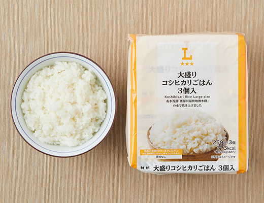 ローソンの大盛りコシヒカリごはん 3個入を比較する。税込価格：718円、カロリー：373kcal、1円あたりカロリー：0.52kcal/円、たんぱく質：5.8g、1円あたりたんぱく質：0.01g/円、脂質：1.3g、炭水化物：85.3g、糖質：83.8g、食物繊維：1.5g、食塩相当量：0g。