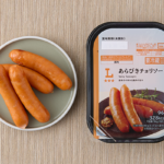 ローソンのあらびきチョリソー。税込価格：322円、カロリー：328kcal、たんぱく質：11.4g、脂質：30g、炭水化物：3.8g、糖質：2.6g、食物繊維：1.2g、食塩相当量：2.3g。