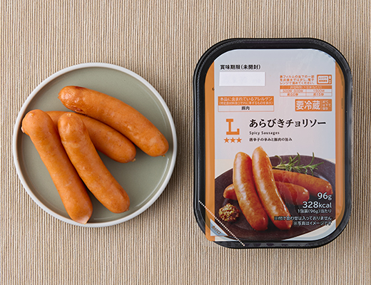 ローソンのあらびきチョリソー。税込価格：322円、カロリー：328kcal、たんぱく質：11.4g、脂質：30g、炭水化物：3.8g、糖質：2.6g、食物繊維：1.2g、食塩相当量：2.3g。