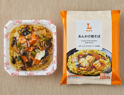 ローソンのあんかけ焼そばを比較する。税込価格：462円、カロリー：394kcal、1円あたりカロリー：0.85kcal/円、たんぱく質：14.1g、1円あたりたんぱく質：0.03g/円、脂質：11.4g、炭水化物：60.8g、糖質：56.6g、食物繊維：4.2g、食塩相当量：3.9g。