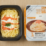 ローソンの濃厚明太子クリームパスタを比較する。税込価格：343円、カロリー：457kcal、1円あたりカロリー：1.33kcal/円、たんぱく質：12.2g、1円あたりたんぱく質：0.04g/円、脂質：22.1g、炭水化物：53.9g、糖質：50.8g、食物繊維：3.1g、食塩相当量：2.6g。