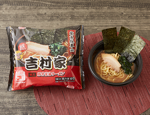 ローソンのキンレイ 家系総本山吉村家監修 豚骨醤油ラーメン。税込価格：516円、カロリー：434kcal、たんぱく質：21.1g、脂質：16.1g、炭水化物：53.3g、糖質：49.2g、食物繊維：4.1g、食塩相当量：6.2g。
