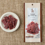 ローソンのやわらかビーフジャーキーを比較する。税込価格：198円、カロリー：63kcal、1円あたりカロリー：0.32kcal/円、たんぱく質：5.8g、1円あたりたんぱく質：0.03g/円、脂質：2.3g、炭水化物：4.7g、糖質：4.6g、食物繊維：0.1g、食塩相当量：1.2g。